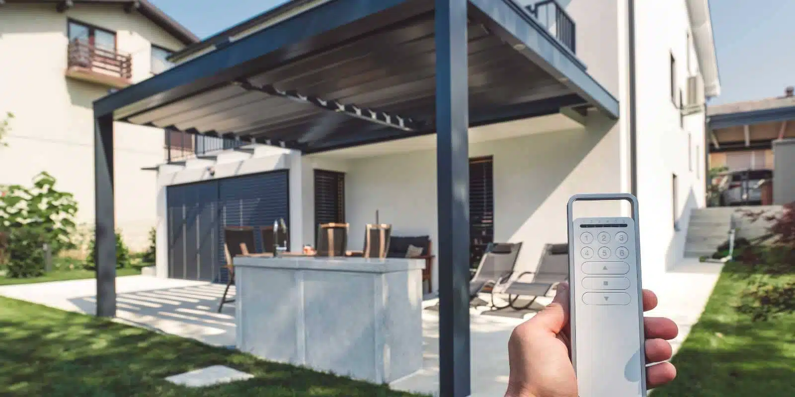 pérgola bioclimática en una terraza exterior
